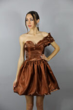 Rochie scurtă din satin lichid– maro ciocolatiu