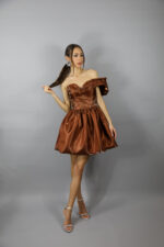 Rochie scurtă din satin lichid– maro ciocolatiu - imagine 2