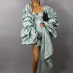 Rochie din satin lichid cu mâneci voluminoase