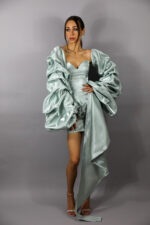 Rochie din satin lichid cu mâneci voluminoase