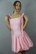 Rochie roz elegantă cu corset și funde pe umeri