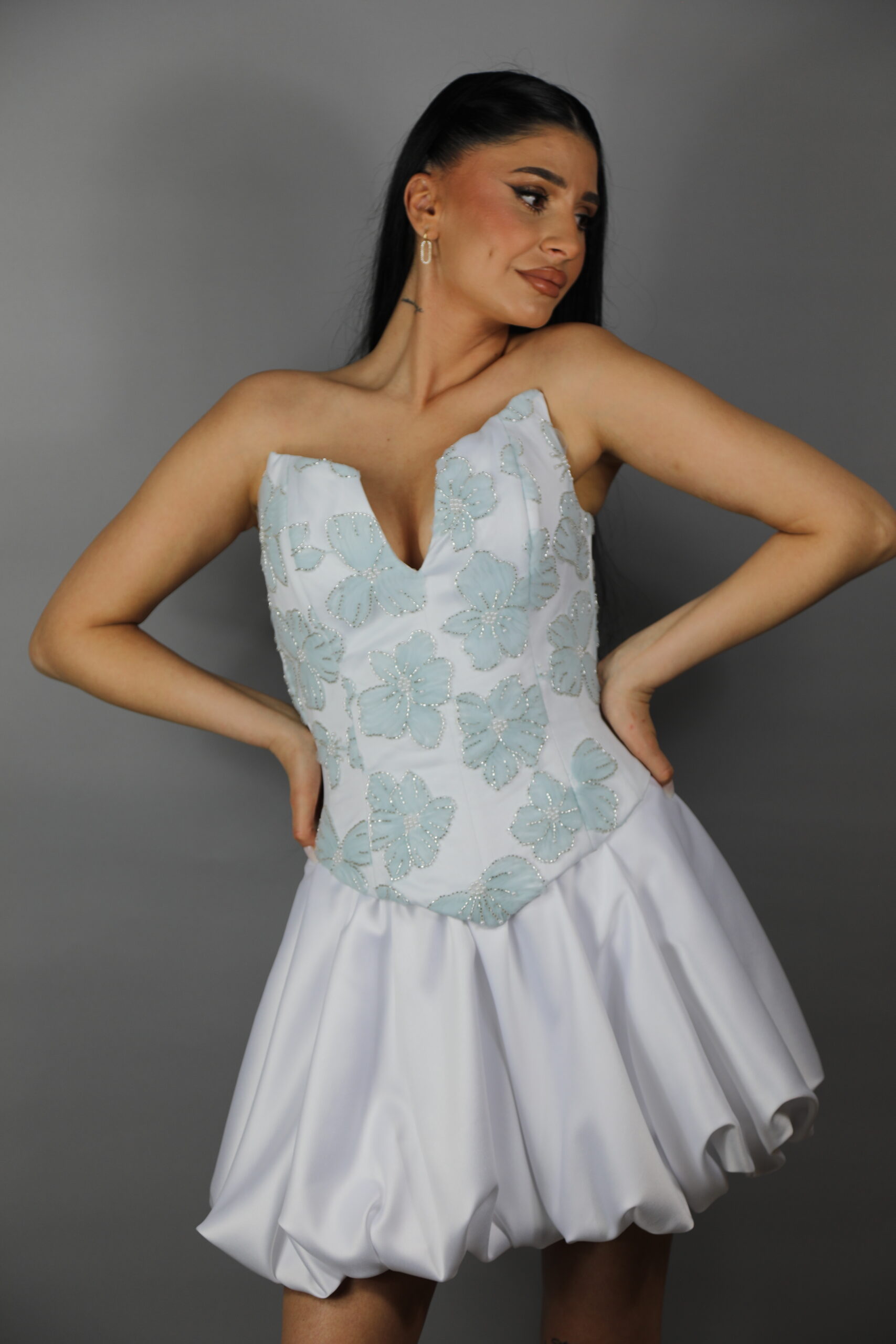 2W8A2376 Rochie scurta alba cu corset si fusta gogosar - imagine 1